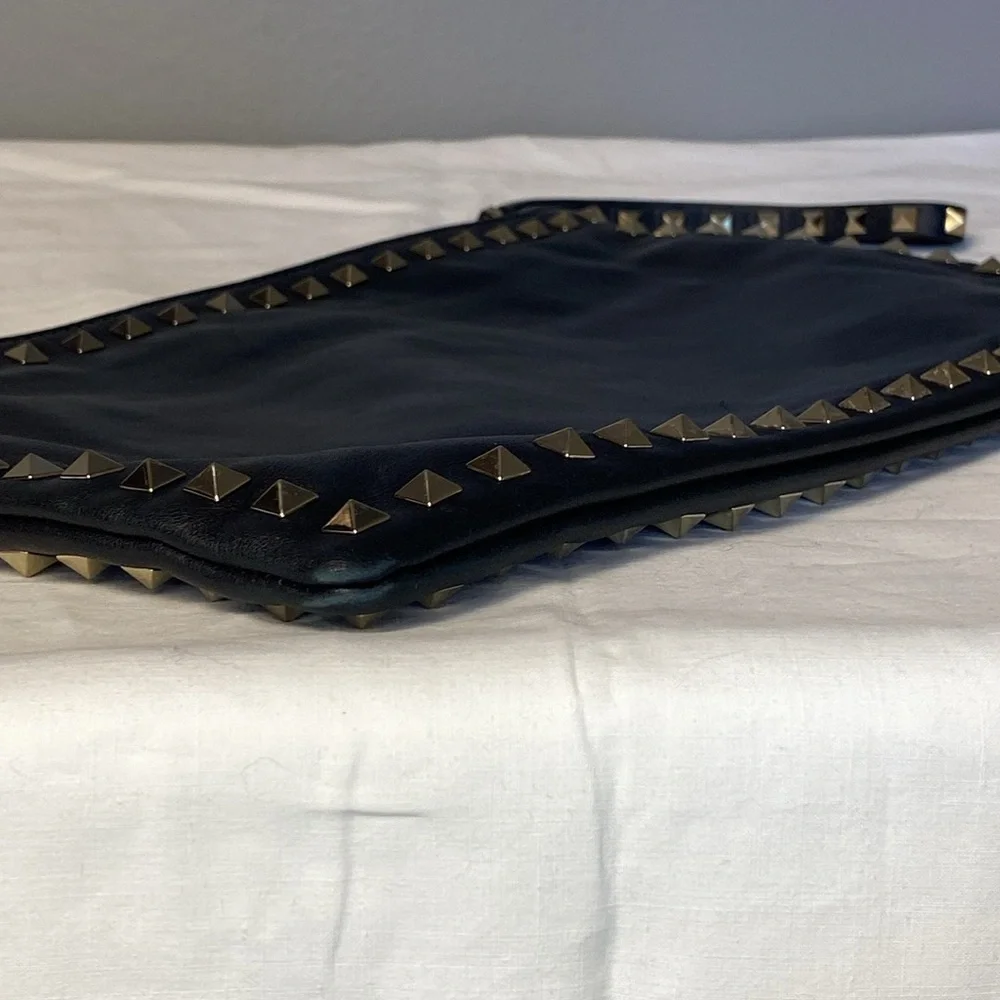 Valentino Garavani Rockstud Black Leather Pouch - Picture 9 of 11